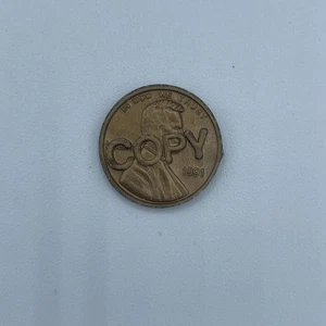 Moneda de plástico vintage COPIA "Lucky Penny" 1991 falsa - Imagen 1 de 3