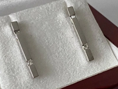 Pendientes colgantes de oro de 9 quilates con diamantes de barra larga de oro blanco de 9 quilates de 9 quilates Foto 1 de 4