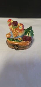 Peint Main Limoges Parrot Song Birds Cherry Trinket Box - Picture 1 of 11