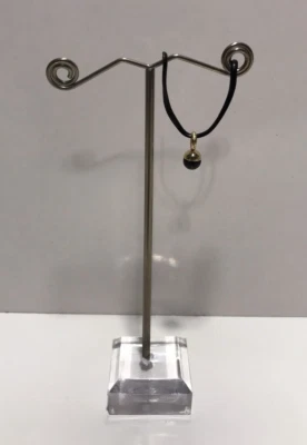 Colgante pequeño con cuentas de ónix negro imitación oro amarillo de 14k Foto 1 de 4