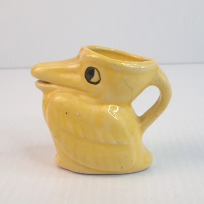 Jarra/crema pequeña en forma de pelícano de colección amarilla (DAÑADA) Foto 1 de 4