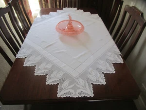 STUNNING MARY CARD TULIPS DESIGN WHITE FILET CROCHET LACE EDGED TABLE CLOTH - Picture 1 of 15