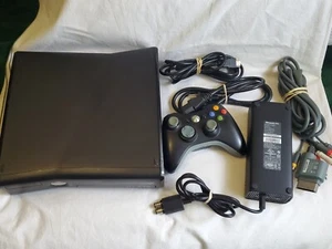 Microsoft XBOX 360 SLIM nero console videogiochi sistema pacchetto kit Xbox 360 - Foto 1 di 10