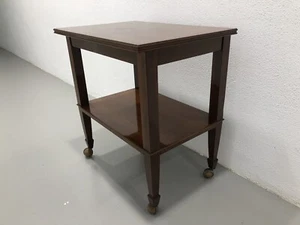 Antigua mesa auxiliar inglesa de madera 2 pisos. Con ruedas metal (60x42x65 cm) - Imagen 1 de 13
