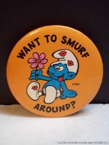 Pin Want to Smurf Around Años 80 Dibujos Animados Programa de TV 1980 Peyo Pinback Travieso De Colección B22 - Imagen 1 de 4
