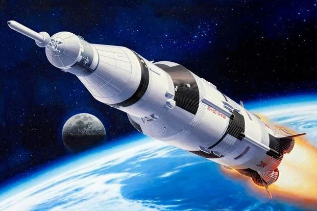 Revell Apollo 11 Saturn V Rocket 1 144 scale #04909 Plastic Model Kit