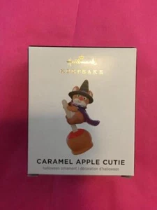 Hallmark Andenken Ornament 2021 Halloween Karamell Apfel Cutie Hexe Katze Miniatur - Bild 1 von 1