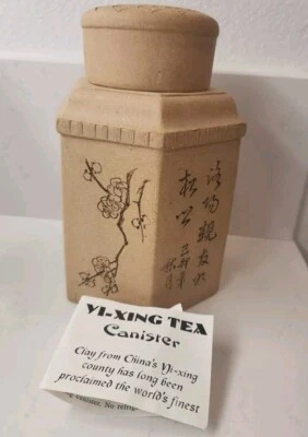 Bote de té chino Yixing Zisha arcilla amarilla con tapa hexágono diseños grabados Foto 1 de 4