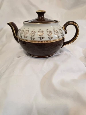 Bule Sadler Vintage Marrom, Creme e Dourado - Feito em Staffordshire Eng. Marca 2426 M - Imagem 1 de 3