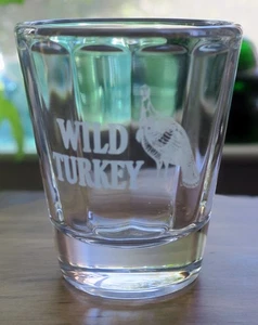 Wild Turkey Bourbon Whiskey 1,5 oz. geätztes Schnapsglas - Bild 1 von 2