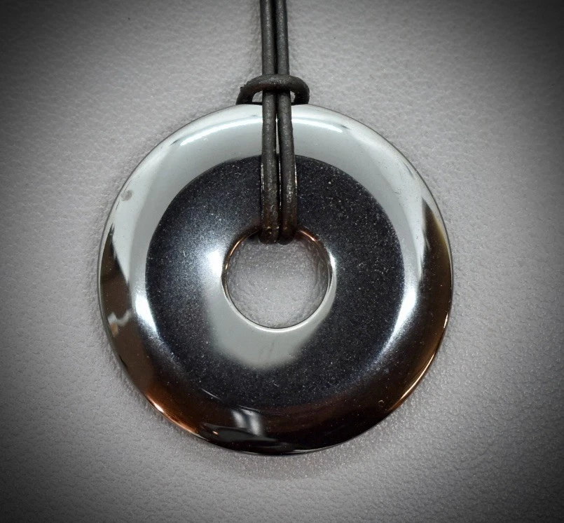 HÄMATIT HEMATIN EDELSTEIN-DONUT LOCHSCHEIBE ANHÄNGER Ø40 mm inkl. Lederband #H - Bild 1 von 1