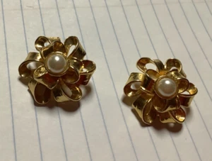 vintage clip on gold tone ribbon faux pearl 1 1/4" - Picture 1 of 4