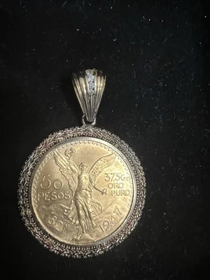 Moneda de 50 pesos mexicanos de oro 22K. Con bisel de oro macizo 14K tricolor  Foto 1 de 4