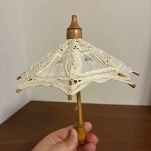 Vintage Puppe oder Plüschbär Blumen bestickt Spitze Holz Sonnenschirm  - Bild 1 von 8