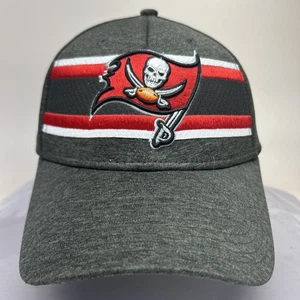 Sombrero TAMPA BAY BUCCANEERS NFL New Era 39Thirty Gris S M Ajustado Bucs Usado en Excelente Condición Bandera Logo - Imagen 1 de 4