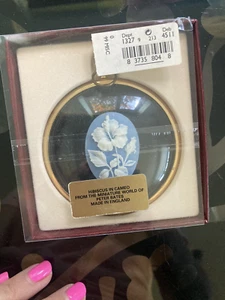 TRUE VINTAGE PETER BATES MINIATURE CAMEO ALL BOXED HIBISCUS WITH CATALOGUE - Picture 1 of 3