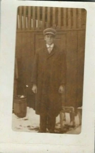 Cartolina RPPC AZO Uomo con cappotto lungo e cappello epoca moda ca. 1904-1918 Non affrancato - Foto 1 di 2