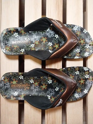 Chanclas Aerosoft bronce superior acolchado cuña talla 37 (6,5 EE. UU.) estampado de flores Foto 1 de 3
