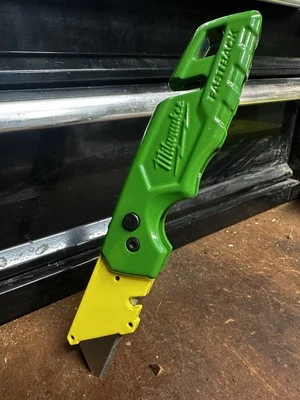 Cuchillo utilitario Milwaukee Fastback personalizado edición tractor verde grande Foto 1 de 4