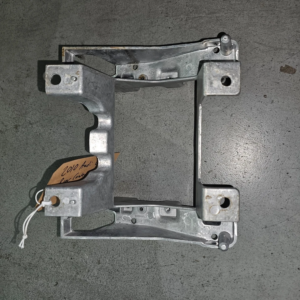 2007-2015 AUDI Q7 - REAR Center Console Mount Bracket 7L0863345 - Image 1 of 1