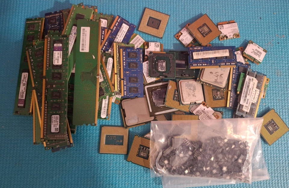 Rottami d'oro MEMORY CPU chip per recupero oro 950 grammi - Immagine 1 di 1