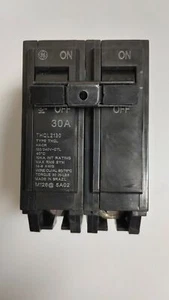 Interruptor GE General Electric THQL2130 30 amperios 2 polos 120/240 VCA - Imagen 1 de 3