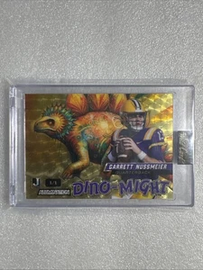 Comodín Dino-Might Alumination 2024•Garrett Nussmeier-QB-1TC-LSU Tigers-1/1 - Imagen 1 de 2