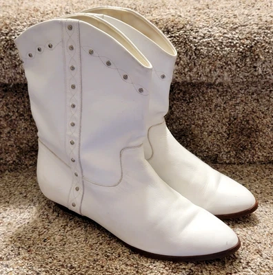 Mujeres De Colección Años 80 DINGO Cuero Blanco Tachonado Pull On Tobillo Botas Vaqueras Occidentales 7 Foto 1 de 4