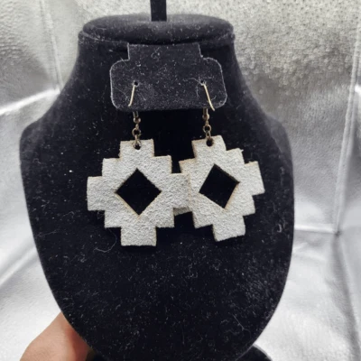 Brincos de couro genuíno branco geométrico feitos artesanalmente - Imagem 1 de 3