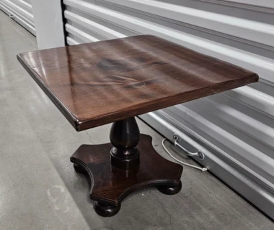 Mesa de cóctel con pedestal cuadrado de pino envejecido Ethan Allen 12-8054 en taberna antigua A Foto 1 de 4