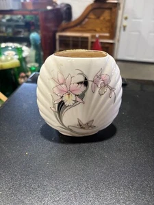 Japan Seashell Vase - Picture 1 of 2