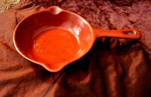 VTG MINIATURE RED CAST IRON FRYING PAN - WALL HANGING DECOR - COLLECTIBLES JAPAN - Picture 1 of 5