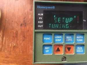 HONEYWELL UDC3000 TEMP CONTROL DC3002-0-000-1-0111 - Picture 1 of 4