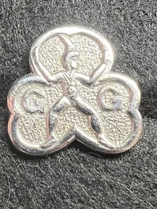 INSIGNIA PRENDEDOR ORIGINAL NIÑA GUÍAS/BROWNIES TONO PLATA - Imagen 1 de 3
