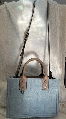 Bandolera de hombro True Religion acolchada de mezclilla ligera para mujer Foto 1 de 4