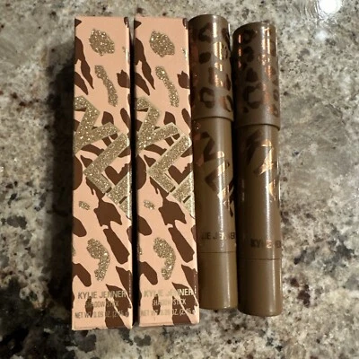 KYLIE JENNER Cosmetics (2) Palos de sombra de ojos - COLECCIÓN LEOPARDO - Cosa salvaje Nuevo en caja Foto 1 de 4