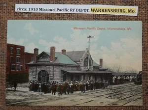 c: 1910 Missouri Pacific RY DEPOT. WARRENSBURG, Mo. Postcard LITHO TRAIN & crowd - Bild 1 von 2