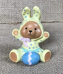 Estatuilla de oso de Pascua amarillo resina caprichosa divertida juguetona vacaciones kitsch - Imagen 1 de 6
