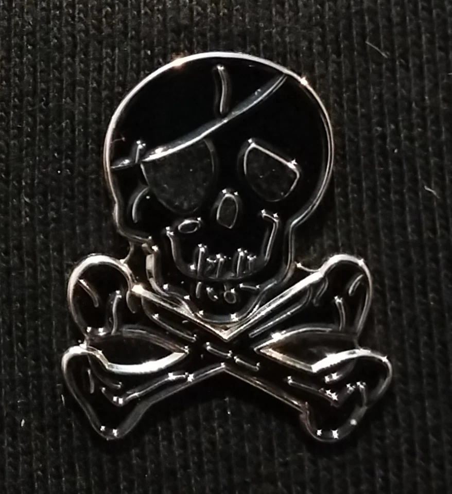 Skull & Crossbones Novelty Badge/Pin - FREE POSTAGE! - image 1 of 1