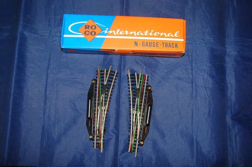 ROCO N 2 ELECTRIC SWITCHES LEFT RIGHT 15° TRAIN 2452L 2453R NEW - Image 1 of 1