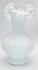 Vaso vintage grande Fenton bianco vetro latte piano cottura arruffato bordo crimpato 10 1/2" H - Foto 1 di 9