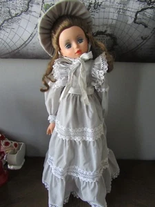 "Muñeca de moda de vinilo y tela vintage Migliorati Italia Carmen con soporte 26,5" - Imagen 1 de 10
