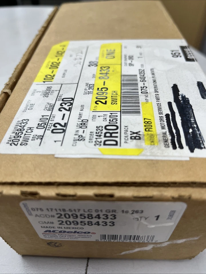 Оригинальный замок двери и выключатель окна со стороны водителя GM 20958433 - Изображение 1 из 1