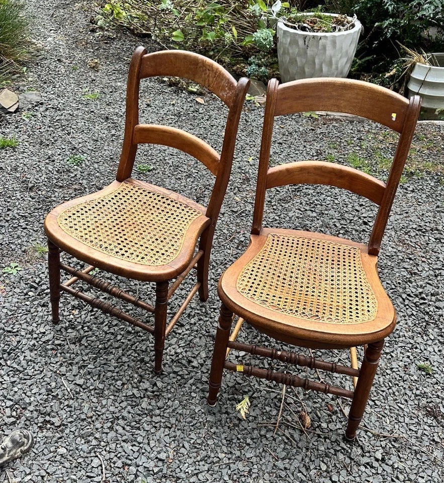 Juego de cinco sillas auxiliares vintage de caña marrón campestre francés Foto 1 de 4