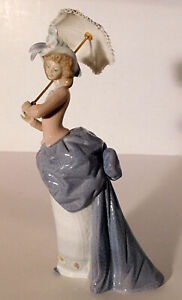 Figurine femme victorienne Lladro Promenade avec parasol 8 3/4" #5685 comme neuf