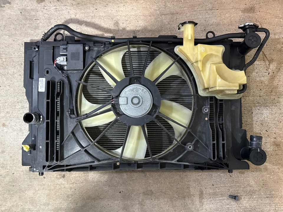 Радиатор 2014–2016 Corolla 1,8 л с кожухом вентилятора и резервуаром от оригинального производителя Denso. Конденсаты кондиционера - Изображение 1 из 4