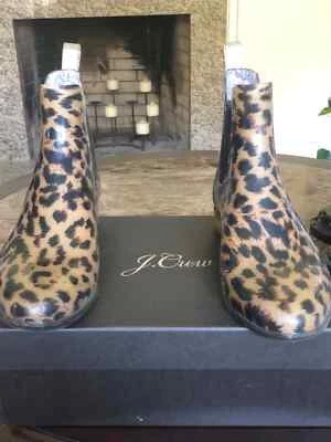 J. Botas sin cordones CREW Chelsea para mujer con estampado de leopardo al tobillo de goma para lluvia - talla 10  Foto 1 de 4