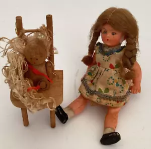 Muñeca de colección años 60 miniatura 4,5" plástico ojos parpadeantes y silla Dolly de madera años 70 - Imagen 1 de 7