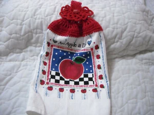 *CROCHETED RED TOP HANDMADE TERRYCLOTH KITCHEN TOWEL W/APPLE DESIGN - Bild 1 von 3