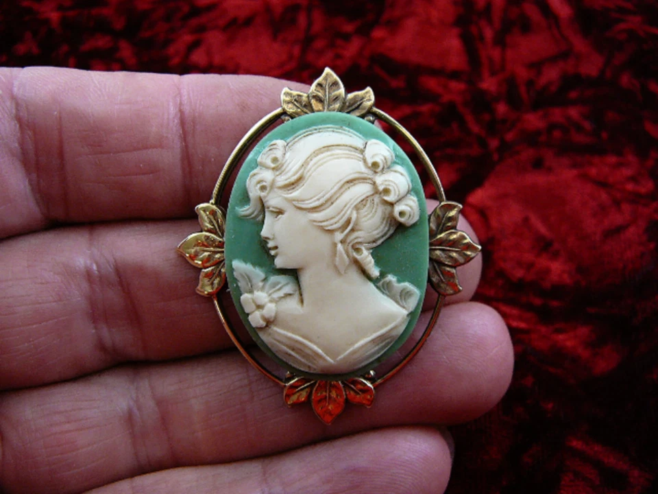 (CM44-20) LADY 3-curl flower green white CAMEO flower brass Pin pendant brooch - Image 1 of 1